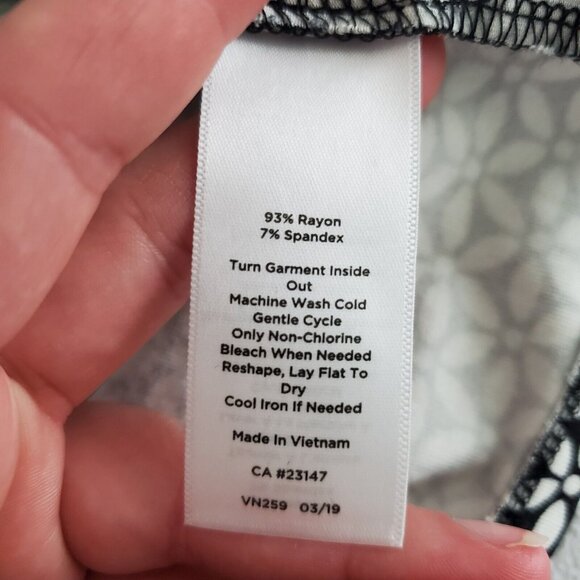 Talbots Womens Black White Floral V Neck Knit Blouse Size M 3/4 Sleeve Stretchy - Picture 4 of 8